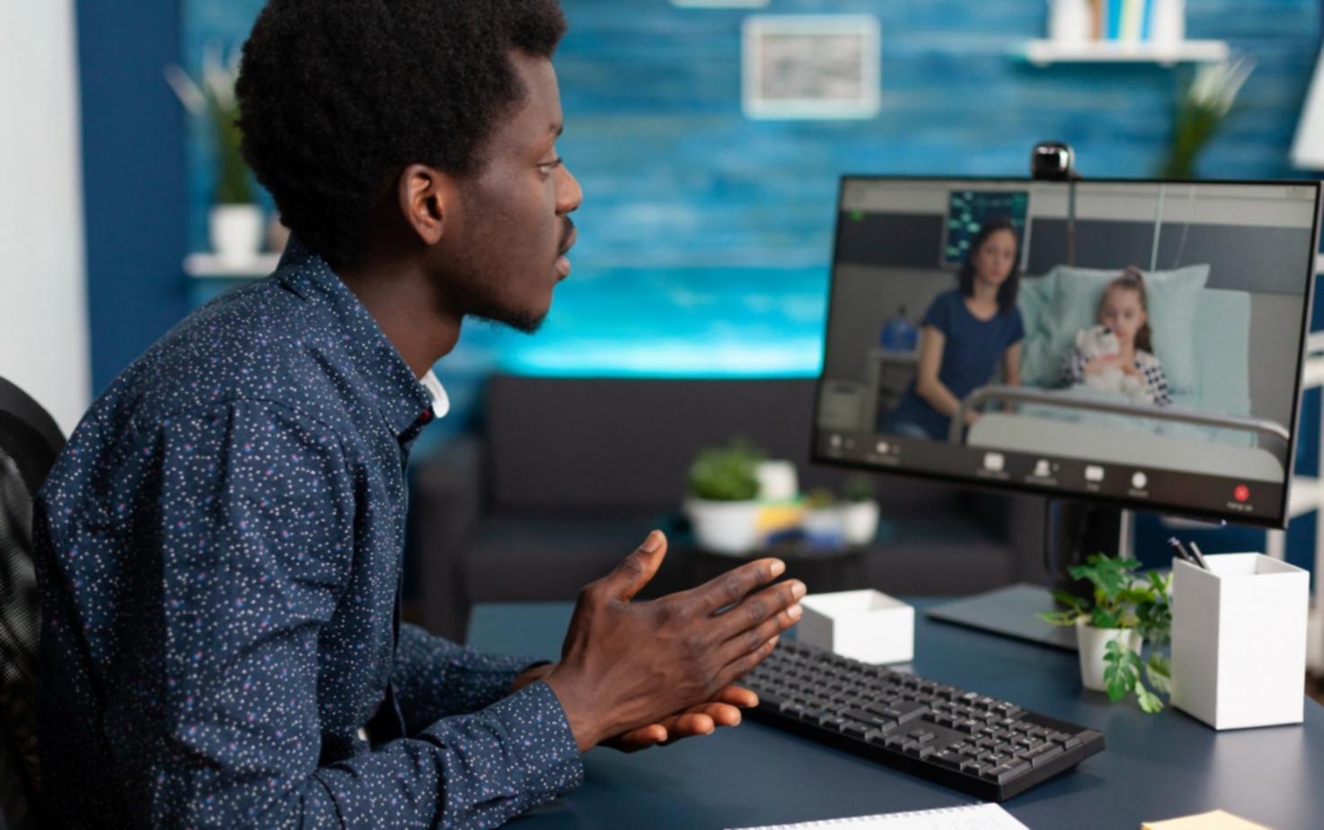 Seseorang sedang menganalisis laporan keuangan dengan pendekatan praktis