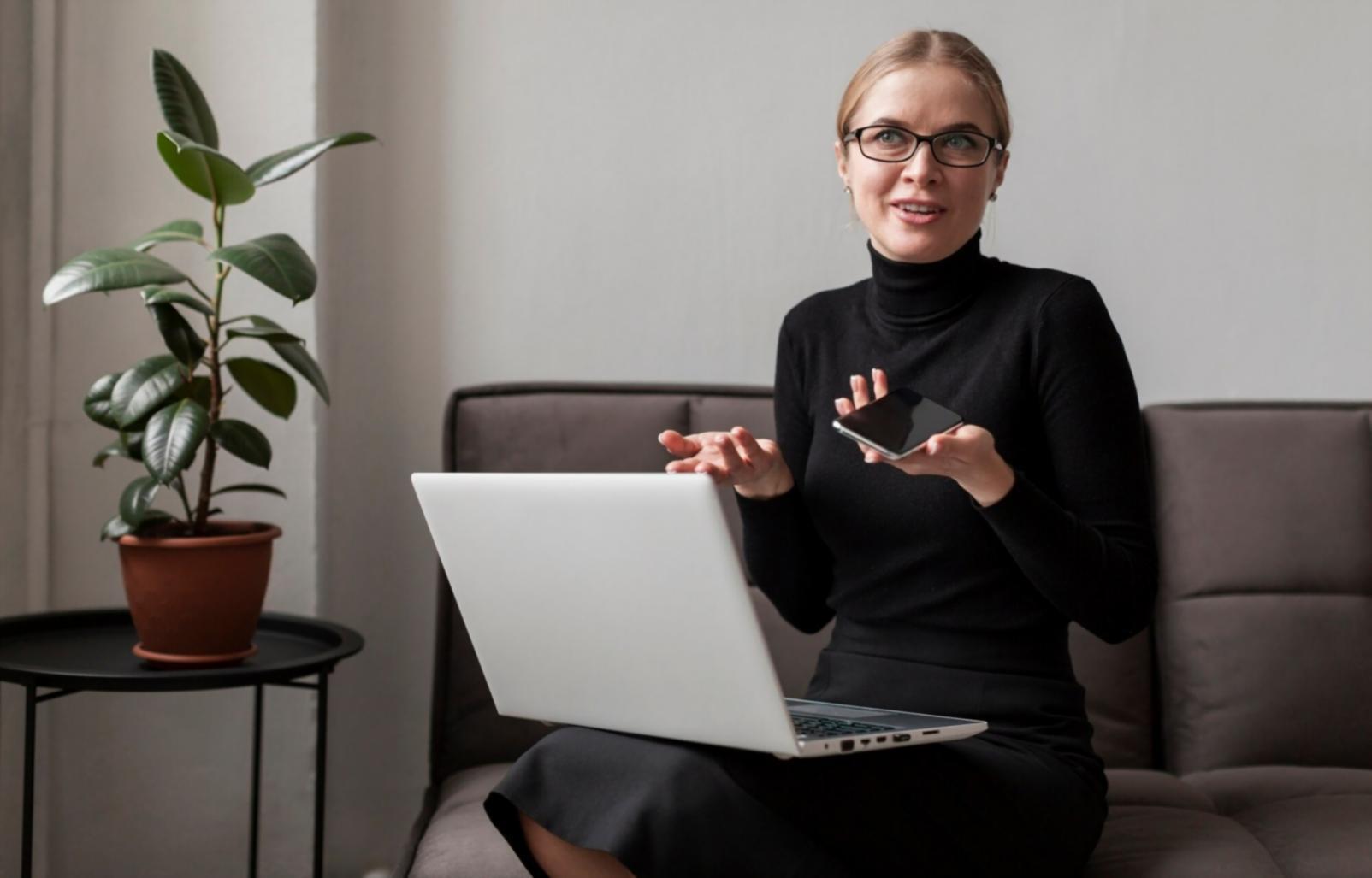 Ilustrasi proses analisis fundamental dengan data keuangan dan grafik